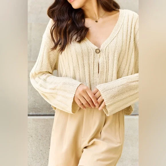 (Last Size!) Flared Sleeve Button Cropped Cardigan - Picture 3 of 8